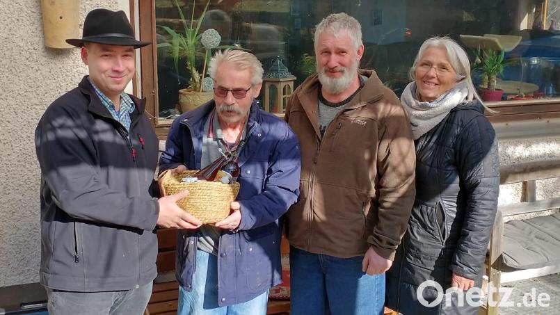 Die Bienenfreunde sind zu Andreas Gallitzendörfer, den Seckler Reis, nach Lennesrieth gekommen und haben für die Treue zum Imkerverein gedankt; von links: Vorsitzender Matthias Weiß-Zimmermann, Andreas Gallitzendörfer, Karl Weiß und Kassiererin Marianne Pausch. Bild: fvo
