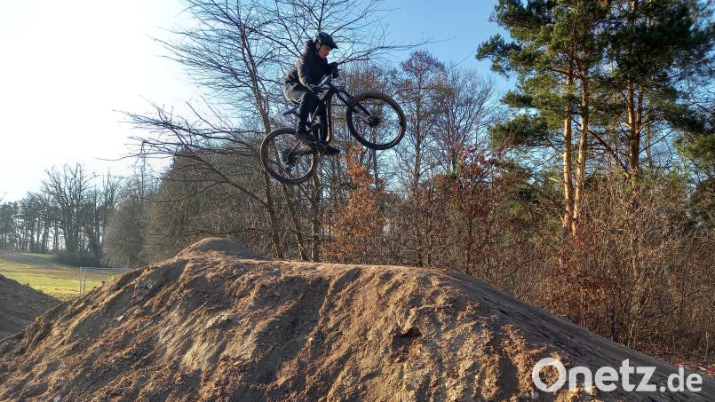Ganz schön hoch hinaus geht es bei den Sprüngen auf den Erdhügeln im neuen Dirt-Bike-Park von Wernberg-Köblitz Bild: bl