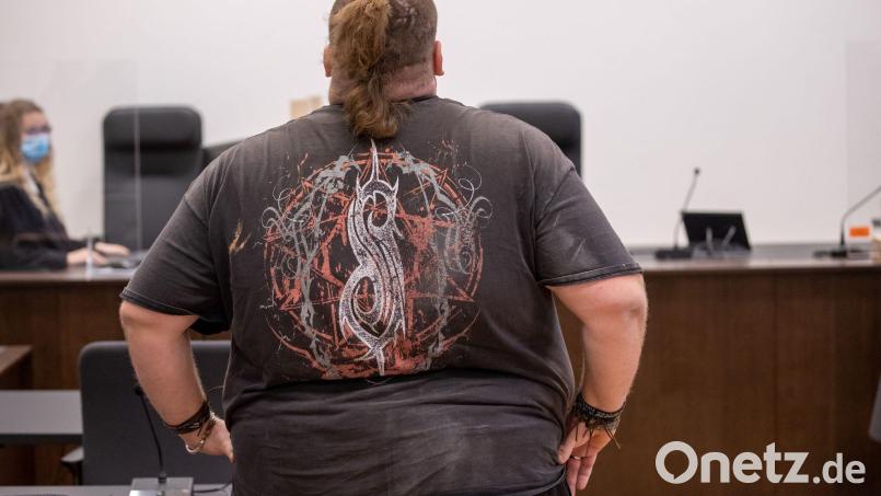 Der Youtuber „Drachenlord“ bei Prozessbeginn. Bild: Daniel Karmann/dpa/Archivbild