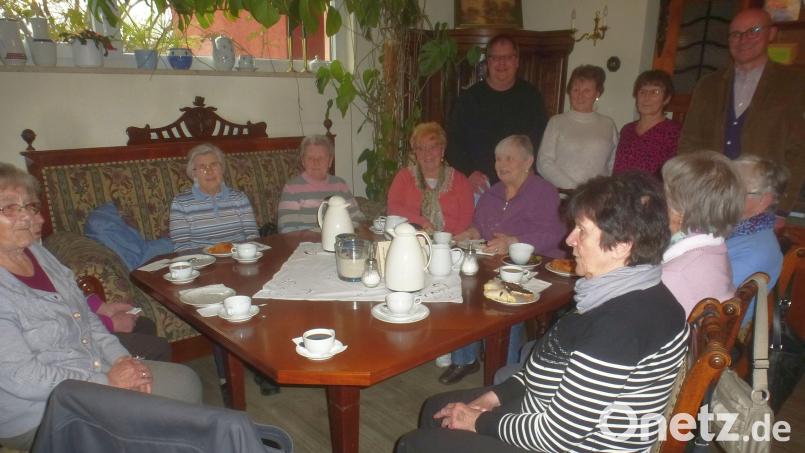 Die letzte gemeinsame Kaffeerunde: Der Seniorenclub löst sich auf. Bürgermeister Maximilian Beer dankte Waltraud Roiger und Meta Arnold für ihre Betreuungsarbeit. Bild: mad