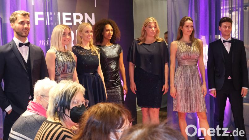 Bei der Modenschau wurden auch die aktuellen Trends für festliche Anlässe präsentiert. Bild: Hirsch