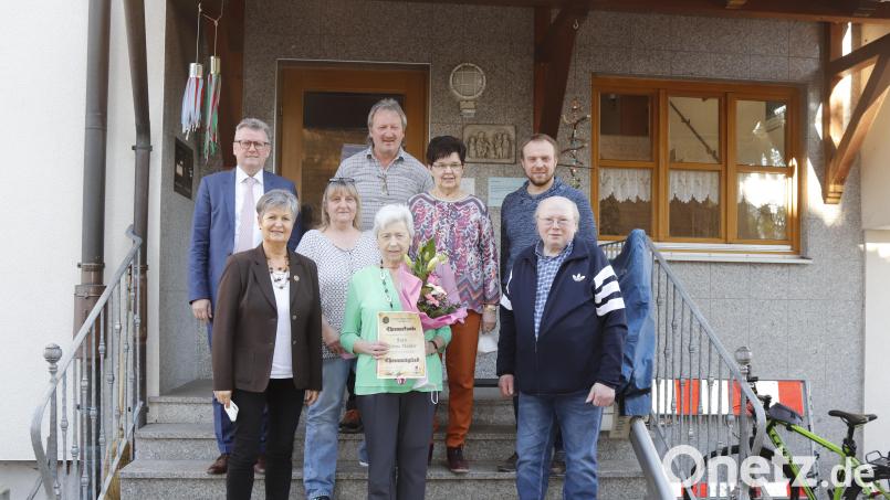 Bürgermeister Michael Göth, Kassier Gerd Kleiner und 
Vorsitzender Christian Weiß (hintere Reihe, von links) gratulierten den Jubilaren der Tischgesellschaft Edelweiß Rosenberg. Ex-Reiseleiterin Helene Röhrer (vorne Mitte) wurde zum Ehrenmitglied ernannt. Bild: mfh