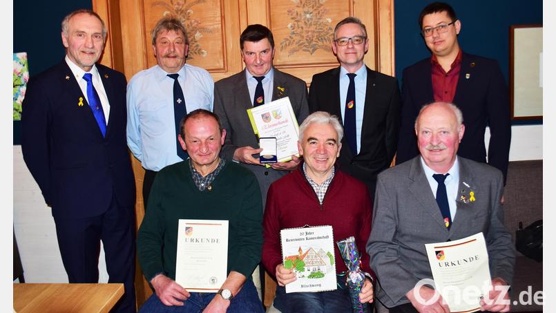 Bei den Ehrungen: (stehend von links) Reservisten-Kreisvorsitzender Bertram Gebhard, der stellvertretende Vorsitzende der BSB-Kreisgruppe Sulzbach-Rosenberg, Horst Pirner, der Vorsitzende der SRK Illschwang, Fritz Falk, sein Vize Heiko Burkhard, Zweiter Bürgermeister Benjamin Hiltl, (sitzend, von links): Hans Falk (40 Jahre Mitgliedschaft), Hans Pickel (20 Jahre) und Georg Donhauser (40 Jahre). Bild: no
