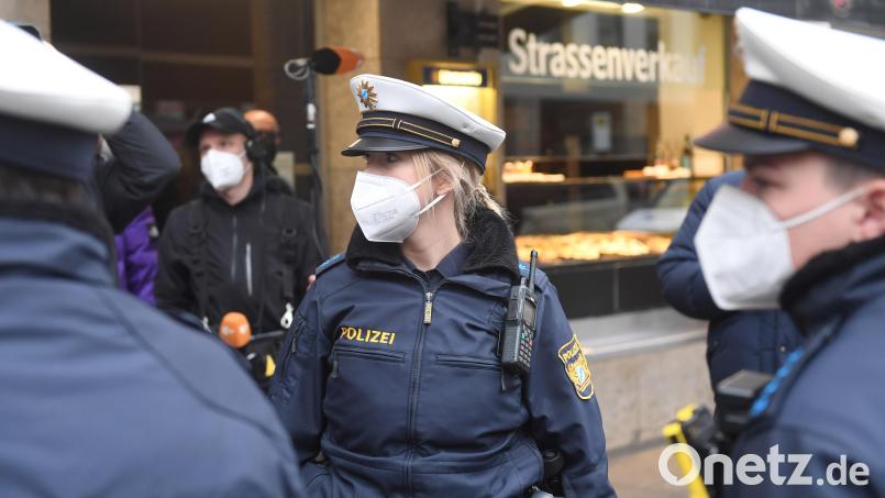 Polizeibeamte sind mit Maske auf Streife unterwegs. Symbolbild: Felix Hörhager