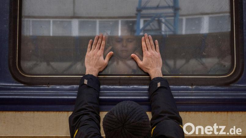 Aleksander verabschiedet sich von seiner fünfjährigen Tochter Anna, die mit ihrer Mutter aus der Ukraine flieht. Der Vater bleibt zurück, um im Krieg zu kämpfen. Bild: Emilio Morenatti/AP/dpa