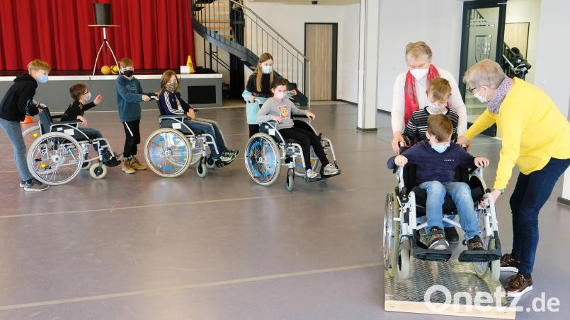 Spielerisch lernten Kinder der Grundschule am Rauhen Kulm im Gemeindezentrum Speinshart beim Schulprojekt Inklusion von Beate Götz den Umgang mit Rollstuhlfahrern Bild: do