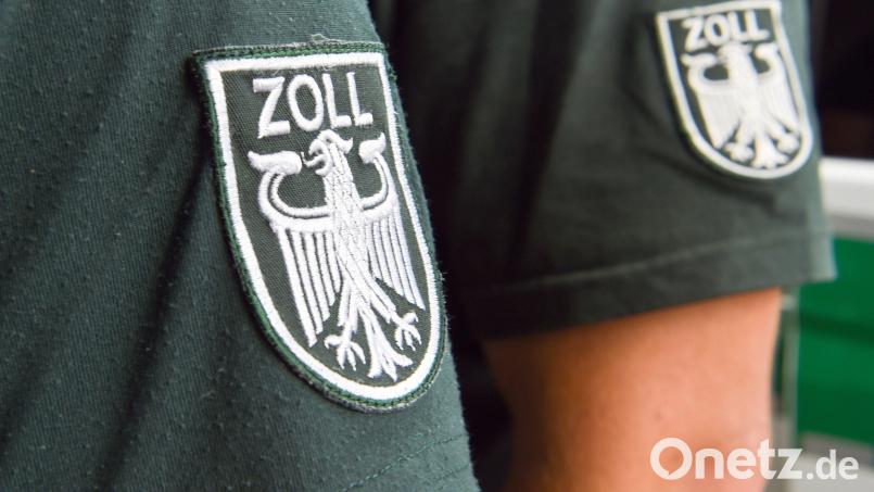 Die Ärmelabzeichen von zwei Zollbeamten. Symbolbild: Christophe Gateau/dpa