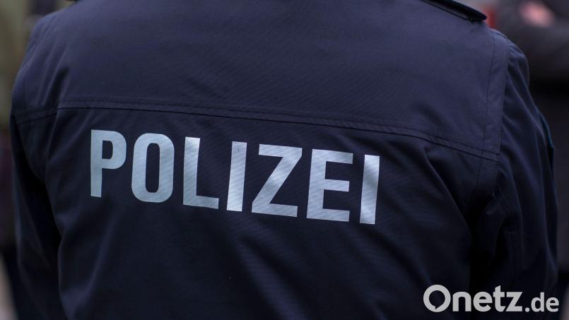 „Polizei“ steht auf der Uniform eines Polizisten. Bild: Jens Büttner/zb/dpa/Symbolbild
