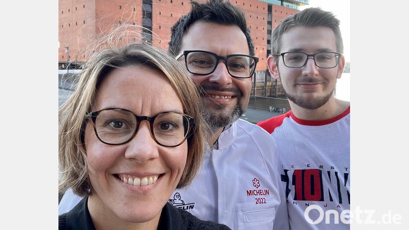Stefanie Hummel (links), ihr Mann Stefan Hummel und Koch Michael Brettner feiern vor der Elbphilharmonie. Den Oberpfälzer Gastronomen aus dem Landkreis Regensburg wurde in Hamburg ihr erster Stern verliehen. Bild: Stefanie Hummel