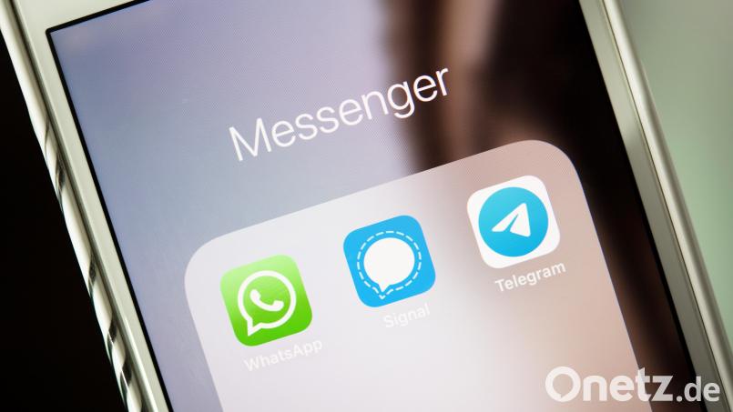 Betrüger nutzen auch Messenger-Dienste, um ihren Opfern das Geld aus der Tasche zu ziehen. Symbolbild: Catherine Waibel/dpa