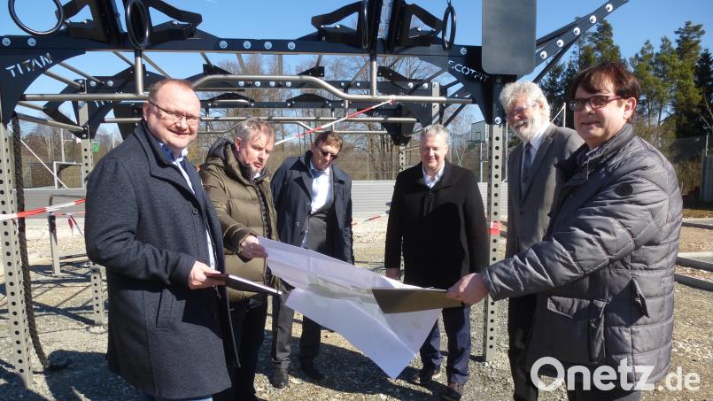 Inmitten der Body-Workstation erläutert Architekt Heinrich Schwirzer (Zweiter von links) die Ausstattung des Kube. Mit dabei (von links) Bürgermeister Uwe König, Leader-Koordinator Hans-Michael Pilz, Landrat Richard Reisinger, AELF-Chef Harald Gebhardt und der Geschäftsleitende Beamter im Rathaus, Max Heindl. Bild: bk