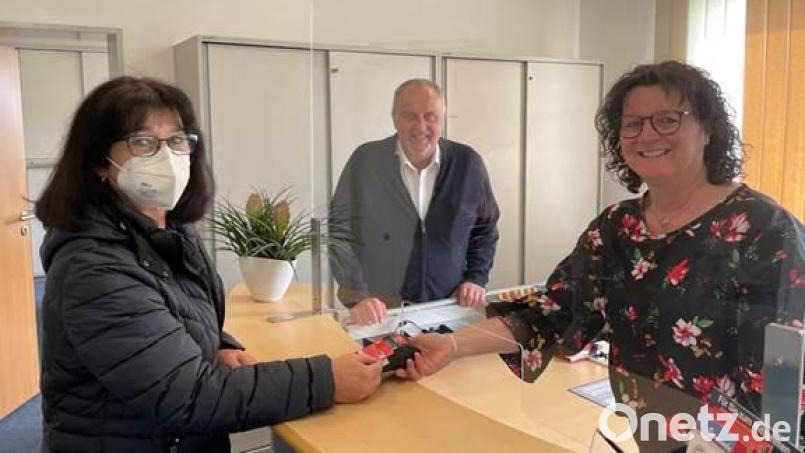 Ab sofort ist bargeldloses Zahlen im Ammerthaler Rathaus möglich. Kassenleiterin Doris Weiß (rechts) zeigt vor den Augen von Bürgermeister Anton Peter, wie es geht. Bild: Gerhard Dörfler
