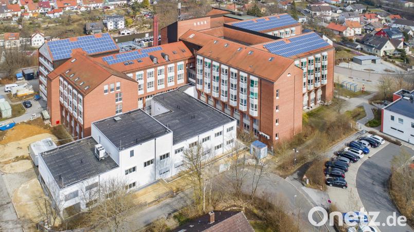 Für die Aufnahme der Intensivstation und der Physiotherapie ließ das Kommunalunternehmen 35 Raummodule (vorne, links) an das Hauptgebäude anbauen. Bild: Thilo Hierstetter