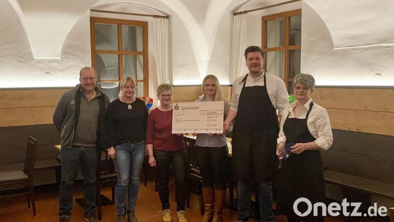 Können stolz auf die Aktion und das Spendenergebnis sein: (von links) Christian Turban, Mira Schwägerl, Claudia Wagner, Katharina Grimm-Turban, Stefan Grimm und Angelika Grimm. Bild: Grimm/exb