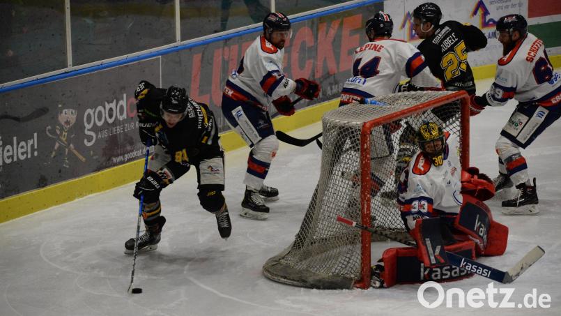 Michael Kirchberger (links) auf dem Weg zum 2:2-Ausgleich für den ERSC Amberg. Bild: Andreas Brückmann