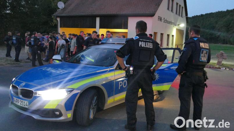 Polizisten stehen am Rand einer Hass-Demo gegen den Youtuber „Drachenlord“. Archivbild: David Oßwald