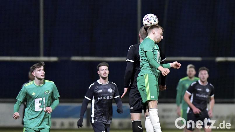 Eine Szene aus dem Derby am Mittwoch: Während sich in dieser Szene André Karzmarczyk (vorne) von der DJK Ammerthal und Michael Jonczy (hinten) von der DJK Gebenbach in der Luft duellieren, sind Marcel Kaiser (links, Ammerthal) und Bastian Freisinger (rechts) in der Beobachterrolle. Archivbild: Hubert Ziegler