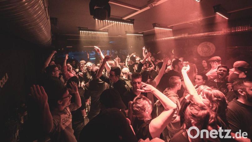 Feiern bis zum Abwinken: Die Tanzfläche im Happy Rock bei Sulzbach-Rosenberg war am Wochenende proppevoll. Nach der langen Corona-Zwangspause genossen viele die neue Freiheit - und tanzten ausgelassen bis in die Morgenstunden. Bild: Martin Sponsel/exb