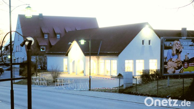 Oft brennt bis spät in die Nacht das Licht, weil die Vorbereitungen auf Hochtouren laufen: Gegenüber dem einstigen Hotel Biehler und in direkter Nachbarschaft zur Bundespolizei soll ein neues Willkommens-Zentrum für Geflüchtete entstehen. Bild: fjo