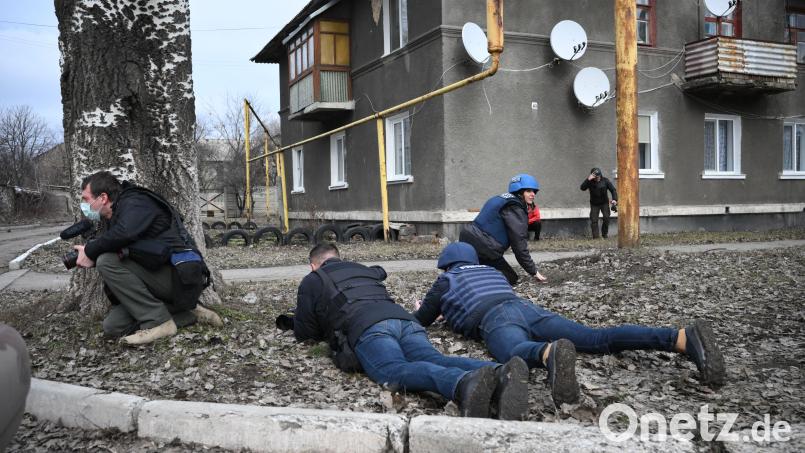 Das von der staatlichen russischen Nachrichtenagentur Sputnik veröffentlichte Bild zeigt Journalisten in einem Dorf nördlich von Donezk. Bild: Ilya Pitalev