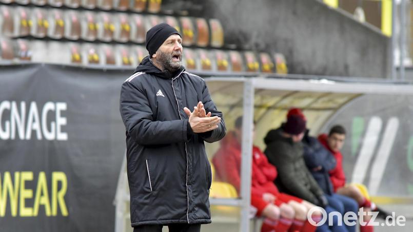 Karl-Heinz Wagner, Trainer des FC Amberg, will nach dem Spiel in Weiden noch eins drauflegen. Archivbild: Hubert Ziegler