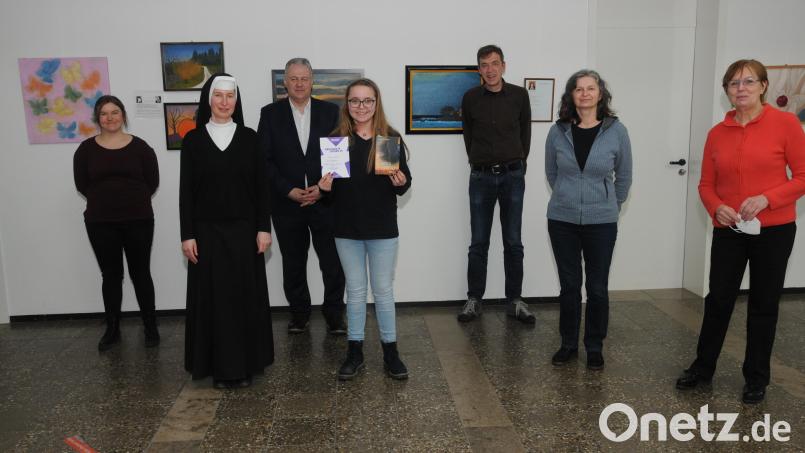 Glückwünsche für die Siegerin: Von links Senta Mitterer (KJR), Schwester Theresia Hauthaler, Landrat Richard Reisinger, Vorlese-Siegerin Julia Lettner sowie Ralf Volkert, Patricia Preuß und Hannelore Dorner von der Jury. Bild: ige
