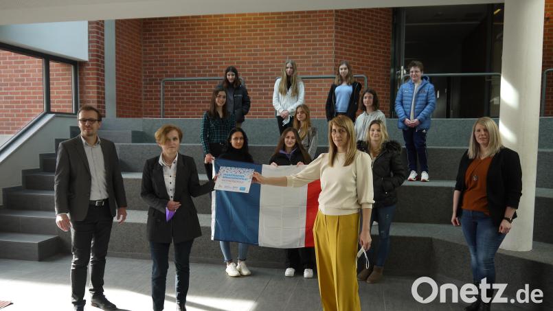 Das Bild zeigt die teilnehmenden Schülerinnen und Schüler sowie im Vordergrund von links nach rechts:
Schulleiter Matthias Schall, Ministerialbeauftragte Mathilde Eichhammer sowie die Französischlehrkräfte Christina Schottenheim und Nicole Zitzmann. Bild: exb
