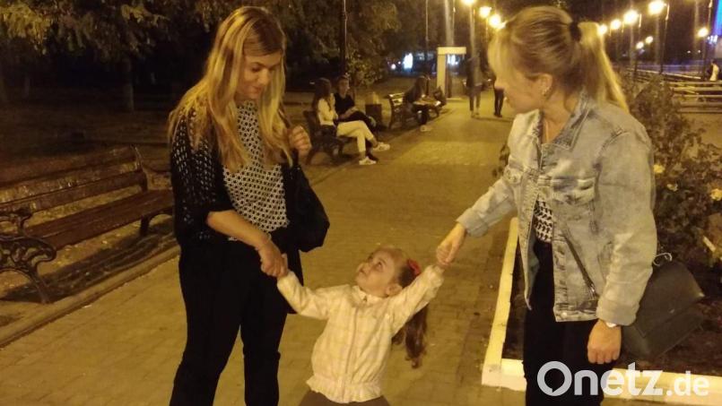 Im September 2021 besuchte Larissa Fischer aus Amberg (links) ihre Familie in Cherson in der Südukraine. Im Bild mit ihrer Nichte (rechts) und deren Tochter, die dort leben. Bild: Ina Lunio /exb