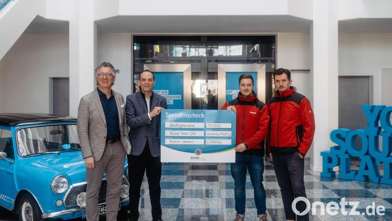 Jürgen Groth und Ralf Bühler von Conrad Electronic überreichten den symbolischen Spendenscheck an Dominik Lenz und Manuel Kraus von Round Table 235 (von links). Bild: Dominik Lenz