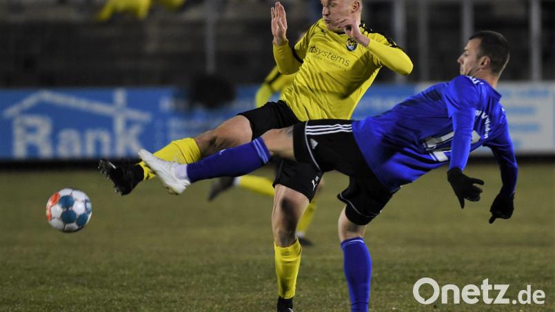 Nikola Vasilic (rechts) und die Weidener müssen erst Ende April nach Hauzenberg. Bild: mr