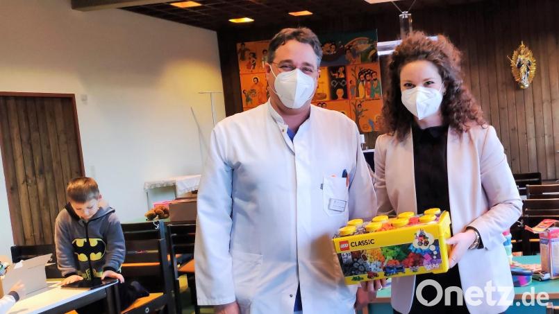 Jana Humrich und Dr. Christian Glöckner hatten um Spenden gebeten. Spontan wurden von Mitarbeitern Lego-Steine und Spiele vorbeigebracht. Bild: Asklepios Oberviechtach/exb