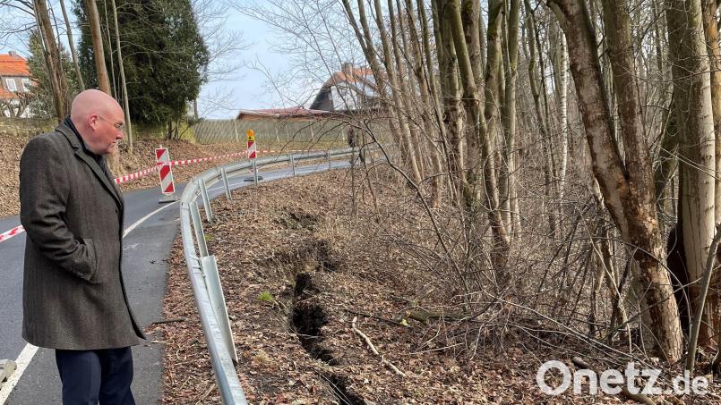 Oberbürgermeister Oliver Weigel schaute sich den tiefen Graben am Von-Cramm-Weg an. Bild: fphs