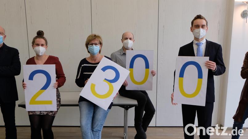 Aus 22.300 Euro Spenden der Mitarbeiter werden 223.000 Euro für Menschen und Kollegen des Flosser Unternehmens Nexans autoelectric in der Ukraine. Voller Freude präsentierten Mitarbeiter den Spendenbetrag auf großen Plakaten. Von links: Günther Schwamberger (Betriebsratsvorsitzender), Lisa Englert, Brigitte Lebegern, Gerald Neumann, Georg Brandmeier und Maria Schmidt (Leitung Personalabteilung und Unternehmenskommunikation). Bild: le