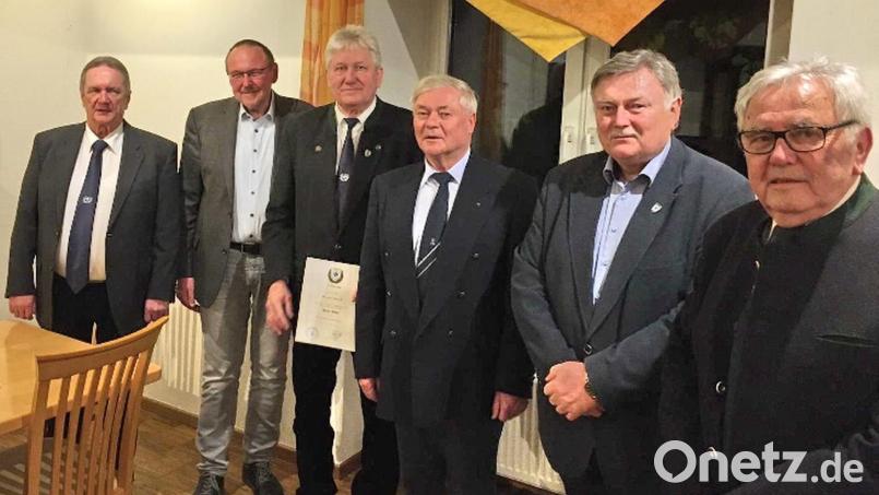 Seit 40 Jahren hält Rudolf Busch (Dritter von links) , seit 25 Jahren Manfred Porsch (Zweiter von rechts) der Kameradschaft die Treue zur Freude von Vorsitzenden Herbert Trautner, Zweiten Bürgermeister Rudi Heier, Bezirksvorsitzenden Klaus-Dieter Nitschke und Schriftführer Oswald Wöhrl (von links). Bild: hai