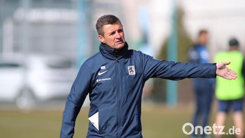 Michael Köllner gibt auf dem Trainingsplatz Anweisungen. Für die &quot;Löwen&quot; stehen die vorentscheidenden Wochen an. Bild: Ulrich Wagner