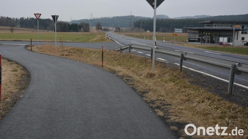 An dieser Stelle beim Backhaus Kutzer in Konnersreuth endet der Fuß-und Radweg in Richtung Mitterteich. Ziel beider Kommunen ist es, eine durchgehende Verbindung zu schaffen. Doch die Projektplanung erweist sich als schwierig. Bild: jr