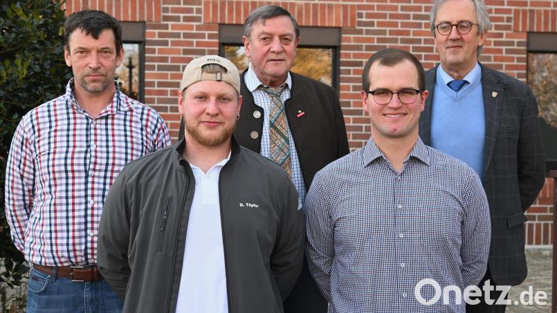 Spitzenergebnisse bei der Gesellenprüfung der Metallbauer haben Andre Meier (vorne rechts) und Dominik Töpfer (vorne links) erzielt. Hinten von links Prüfungsausschussvorsitzender Bernhard Schmalzl, Kreishandwerksmeister Hans Weber und stellvertretender Landrat Franz Mädler. Bild: gf