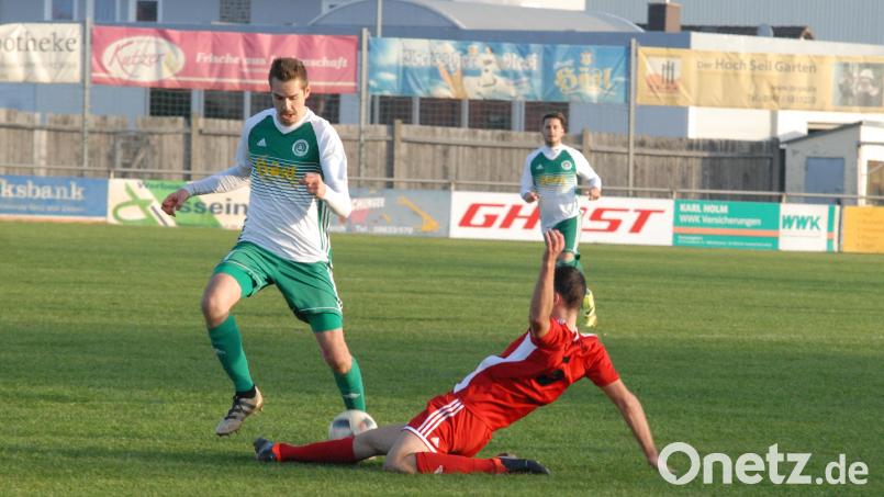 Mit dem Heimspiel gegen die SG Quelle Fürth startet der SV Mitterteich am Samstag in die Abstiegsrunde der Landesliga Nordost. Rückkehrer Marco Kießling (grünes Trikot) ist nach überstandener Verletzung wieder einsatzbereit. Archivbild: Gebert