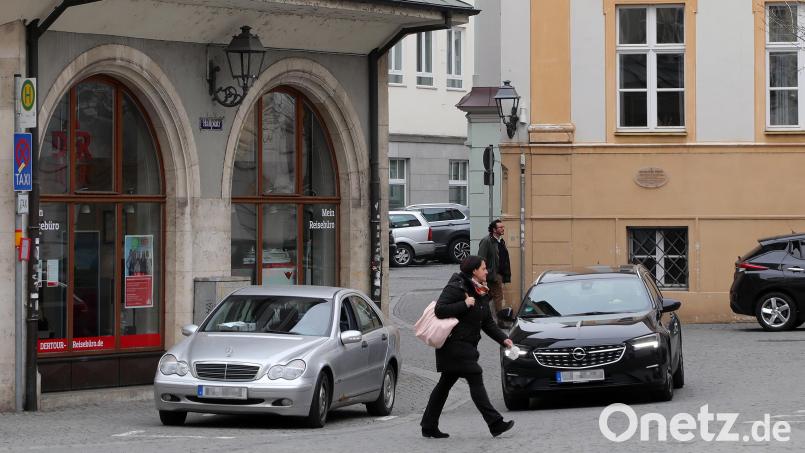 Der Hallplatz in Amberg: Einen Fußgängerüberweg wird es hier nicht geben. Aber eine verkehrsberuhigte Zone. Der Taxi-Stellplatz (links) soll umziehen. Bild: Wolfgang Steinbacher