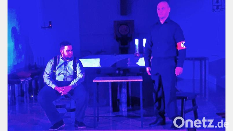 Mehr als ein Tisch und zwei Stühle waren nicht nötig, um tief unter die Haut gehende Szenen auf den Altarstufen in der Pfarrkirche in Brand darzustellen. Bild: ld