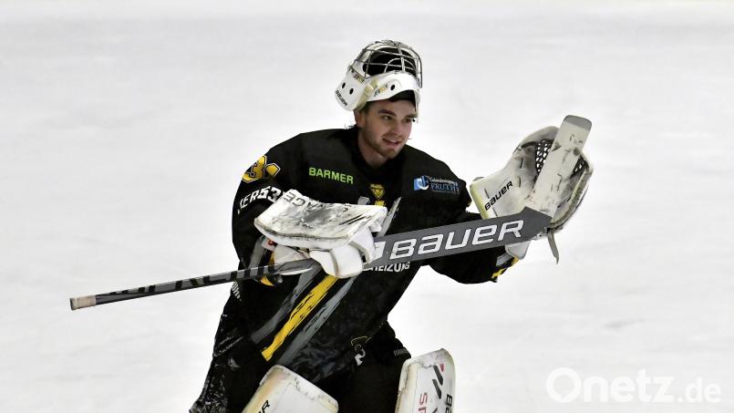 Timon Bätge, Torhüter des ERSC Amberg, hat für die kommende Saison verlängert. Am Sonntag im Rückspiel gegen den EHC Klostersee erwarten er und die Spieler des ERSC ein gut gefülltes Haus im Stadion am Schanzl. Archivbild: Hubert Ziegler