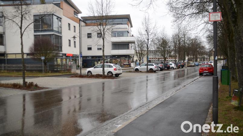 Die Verlängerung der Tempo-30-Zone vom Bahnhofbereich zumindest bis zur Fußgängerüberquerungshilfe an der Schule wird diskutiert. Damit soll auch das Ein- und Ausparken im Geschäftsbereich zwischen Sparkasse und Floristikgeschäft (Bild) in Speichersdorf sicherer gemacht werden. Bild: ak