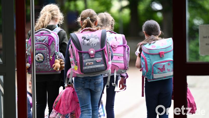 Auch in Weiden und dem Landkreis Neustadt/WN kommen immer mehr Kinder und Jugendliche aus der Ukraine an. Sie sollen schnell an den Schulen integriert werden. Symbolbild: Arne Dedert/dpa