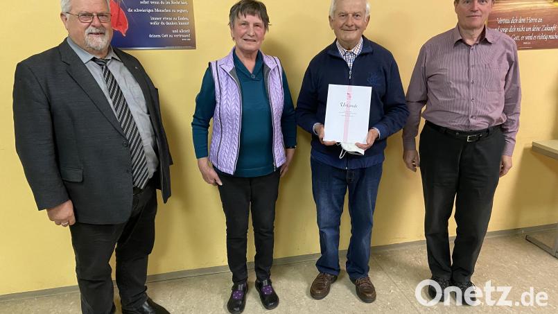 Pfarrer Arnold Pirner (links) und Kreisvorsitzender Georg Schreglmann (rechts) danken Helga Goschler und Johann Kiener. Bild: Peter Messer/exb