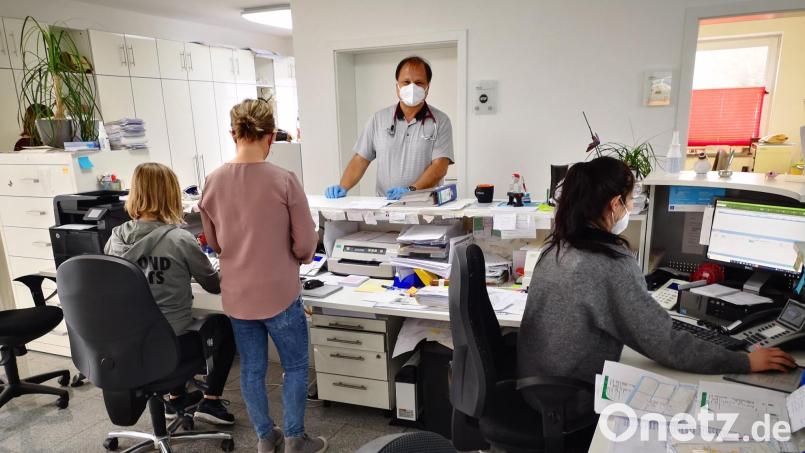 Dr. Wolfgang Schuster in seiner Arztpraxis in Schwandorf. Wie er klagen viele Mediziner über große Belastungen durch krankheitsbedingte Ausfälle beim Personal und einen enormen Arbeitsaufwand mit den zahlreichen Corona-Tests. Bild: Thomas Dobler