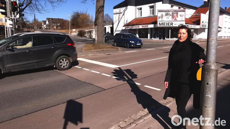 Isabell Reisinger steht an der Fußgängerampel, an welcher ihre Tochter Kira im Dezember 2021 von einem Auto erfasst und verletzt wurde. Bild: Portner