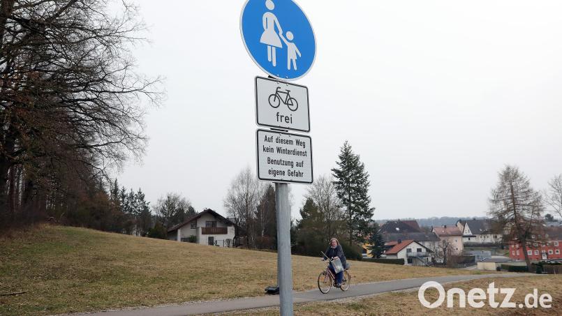 Auch Radler dürfen ab sofort den bisher für Fußgänger reservierten Weg zum Ammersrichter Friedhof benutzen. Bild: Wolfgang Steinbacher
