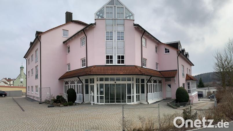 Seit fast vier Jahren tut sich nichts am Hotel &quot;Hofgarten&quot;. Demnächst könnte eine Entscheidung fallen - Umbau zum HPZ-Wohnheim oder vorläufig Domizil für geflüchtete Ukrainer. Bild: Gabi Schönberger
