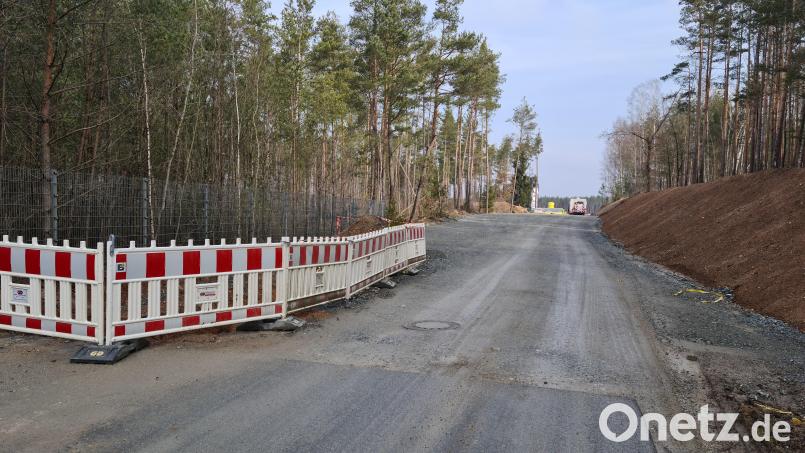 Der Parksteiner Weg dient als Zufahrt zum Ziegler-Gelände. Nun soll der letzte Abschnitt asphaltiert werden. Bild: sne