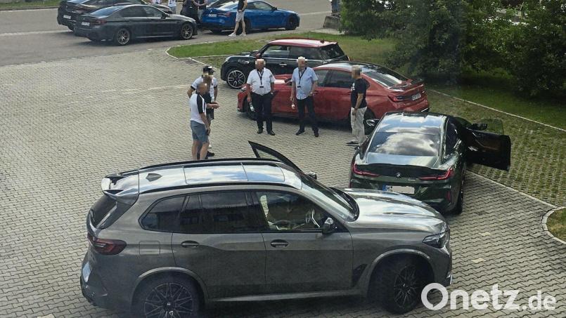 Unterschiedliche BMW-Modelle und manchmal auch Minis tauchen in Unterauerbach auf und schnell wieder ab. Ein Rätsel ist, was oder wer dahinter steckt. Die Unterauerbacher wollen es wissen. Bild: Christina Kiener/exb
